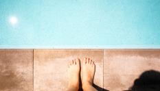 Imagen de archivo de una persona ante una piscina.