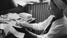 La escritora y filósofa francesa, Simone de Beauvoir (1908 - 1986) revisando sus memorias manuscritas en París.