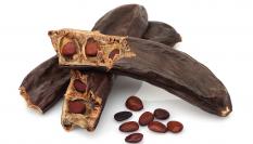 Vaina con semillas de algarrobo.