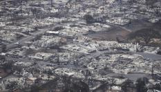 Vista aérea de Lahaina, la ciudad más grande de Maui, arrasada por el fuego.