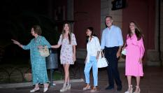 Los reyes junto a sus hijas y la reina Sofía en Mallorca.