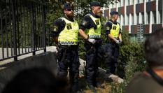 Policía sueca en las protestas contra la quema de ejemplares del Corán en Suecia.