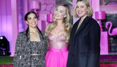 America Ferrera, Margot Robbie y la directora Greta Gerwig en el preestreno de 'Barbie' en Seúl.