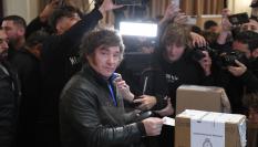 El economista Javier Milei deposita su voto en las elecciones PASO de Argentina.
