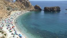Gran ambiente de playas en la Costa de Granada en el segundo  fin de semana de agosto.