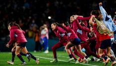 Las jugadoras de la selección saltan al campo para celebrar la victoria que las lleva directamente a la final del Mundial.