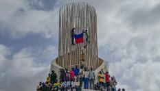 Los partidarios de la junta militar de Níger sostienen una bandera rusa al comienzo de una protesta convocada para luchar por la libertad del país.