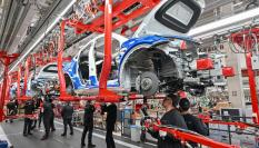 Trabajadores de Tesla en la gigafactoría del fabricante de coches eléctricos en Alemania.