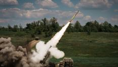 Un Lanzacohetes estadounidense HIMARS lanza un cohete en el frente del Donbás en mayo de 2023.