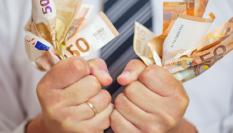 Hombre agarrando varios billetes