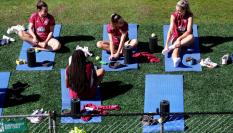 Las jugadoras de la selección española calientan durante la sesión de entrenamiento en Sidney.