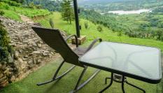 Terraza panorámica con vistas a la montaña.