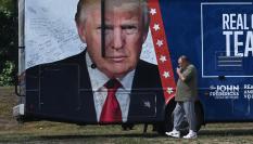 Un autobús con un cartel en el que se ve a Donald Trump, en Georgia.