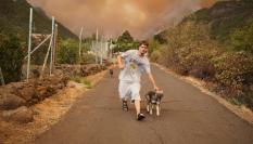 Vecinos evacuados de la zona del barrio de Los Margenes, en el pueblo de Igueste de Candelaria.