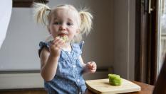 El kiwi es una fruta especialmente indicada en niños, pues puede protegerles de infecciones respiratorias de vías altas.