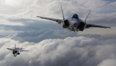 Imagen de archivo de dos cazas F-35.