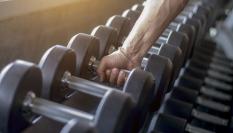 Imagen de archivo de pesas en un gimnasio.