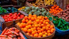 Imagen de archivo de un puesto de verdura y fruta del mercado de Fez (Marruecos).