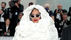Rihanna en la alfombra roja de la Met Gala de 2023.