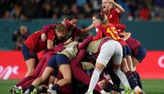 Las jugadoras celebran su clasificación para la final del Mundial tras ganar a Suecia.