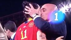 Luis Rubiales besa a Jenni Hermoso en la final del mundial de fútbol femenino