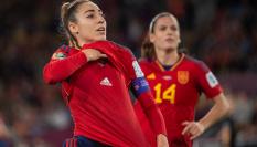 Olga Carmona celebra su gol mostrando un nombre en la camiseta que llevaba debajo.