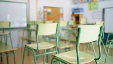 Sillas en la clase de un colegio.