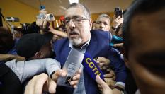 Bernardo Arévalo de León, del Movimiento Semilla, llega a su centro de votación.