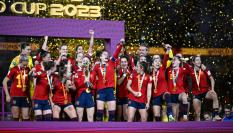 Las jugadoras de España celebran el título del mundial de fútbol conseguido en Sídney.