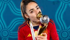 Olga Carmona besa el trofeo que acredita a la Selección Española Femenina de Fútbol como campeona del mundo.