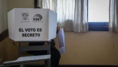Un votante ejerce su derecho en un colegio electoral en Quito.
