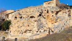 Vista panorámica de las edificaciones excavadas en la roca de Cívica (Guadalajara) que recuerdan a la Capadocia turca.