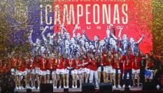 La selección española femenina de fútbol celebra el Mundial en Madrid Río con la afición.