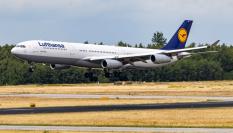 Un avión de Lufthansa aterriza en Eindhoven.