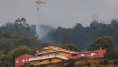 Un helicóptero trabaja en el incendio de Tenerife
