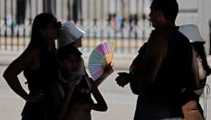 Varias personas intentan refrescarse en pleno centro de Madrid este verano