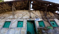 Vivienda abandonada en el País Vasco con el cartel de 'Se Vende' en su fachada.