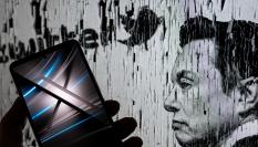 Elon Musk en una ilustración que muestra el cambio de Twitter hacia X.