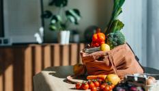 Imagen de archivo de una bolsa con hortalizas, frutas y verduras.
