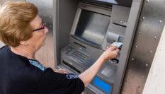 Pensionista en un cajero automático
