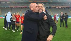 Rubiales besa a Vilda en un momento de celebración del equipo