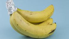 Envolver la parte del tallo del racimo con papel albal permite que los plátanos se conserven durante más tiempo.