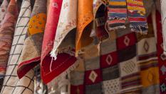 Imagen de archivo de prendas de ropa a la venta en la medina de Marrakech (Marruecos).