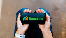 Imagen de archivo del logotipo de Iberdrola en un teléfono móvil.