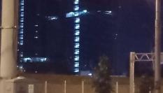 La sede del Grupo Wagner, iluminada de esta forma tras la muerte de su líder, Yevgueni Prigozhin