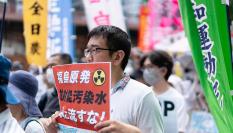 Protesta de ciudadanos nipones ante la sede de la Tokyo Electric Power Co. (Tepco), contra el vertido de agua de la central nuclear de Fukushima al océano Pacífico.