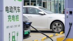 Un coche eléctrico recarga su batería en China
.