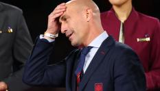 Luis Rubiales gesticula en la ceremonia de premiación del Mundial femenino
