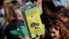 Una manifestante levanta un bote de aceite durante una manifestación de agricultores en Madrid en octubre de 2022.