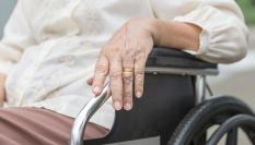 Anciana en silla de ruedas